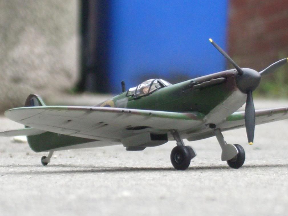 Spitfire Mk1 and a Vickers Armstrong Wellington III - FineScale Modeler