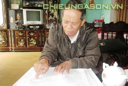 Ông Trần Ngọc Chuân - trưởng làng Trung Điền là người lưu giữ và thường xuyên cập nhập danh sách những người đỗ đạt cao của làng