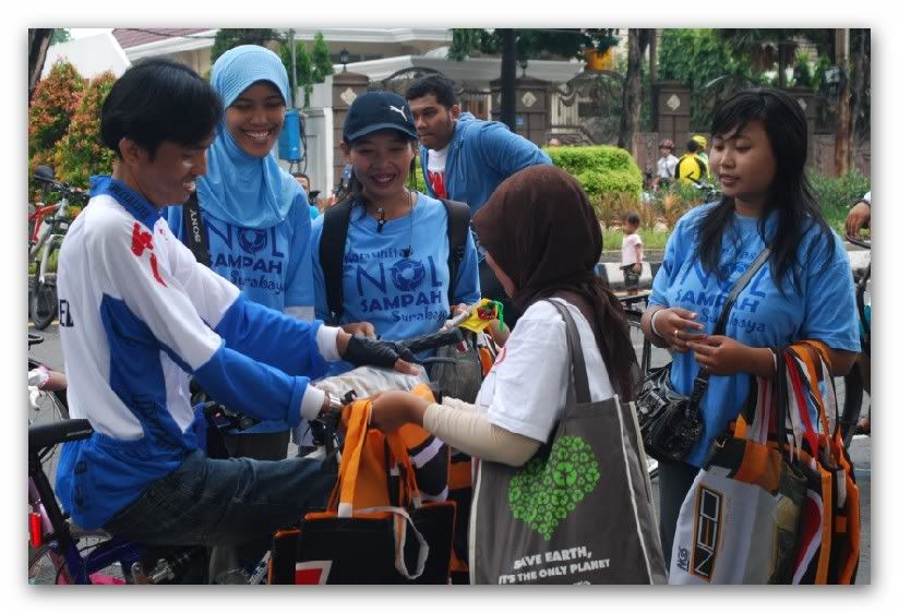 Stop!!! serahkan tas kresek anda pak, kami tukar dengan tas kain ramah lingkungan