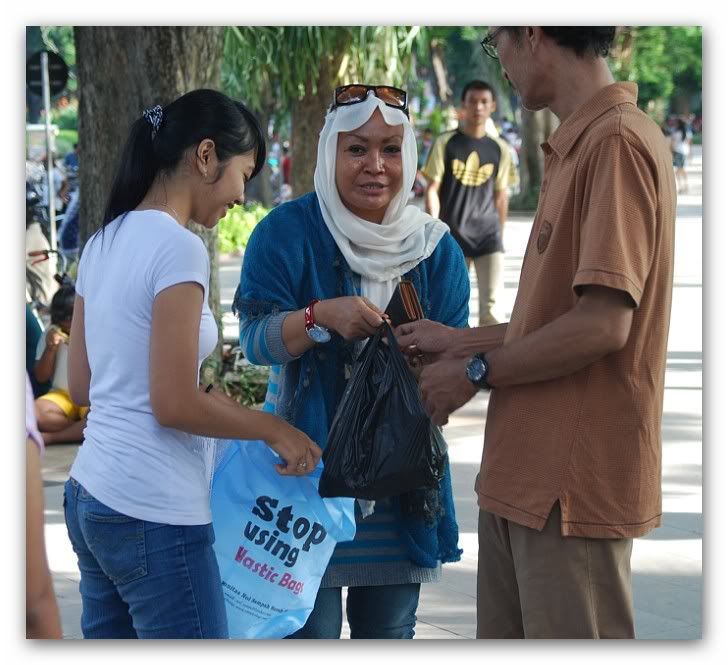 Stop!!! Serahkan kantong kresek nya bu