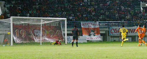 Gol penalti Gustavo Ortiz ke gawang Mitra Kukar pada Divisi Utama musim lalu