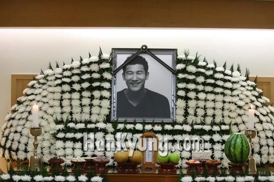 More stars pay their respects to deceased colleague