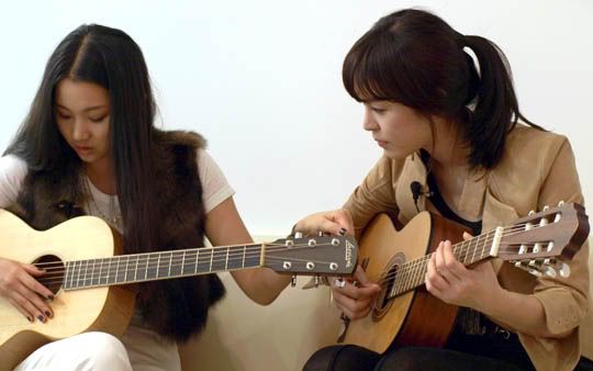 Singing stars Jang Yoon-ju and Lee Hana