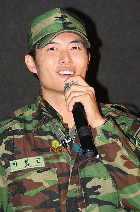 Jae Hee takes a break from army life