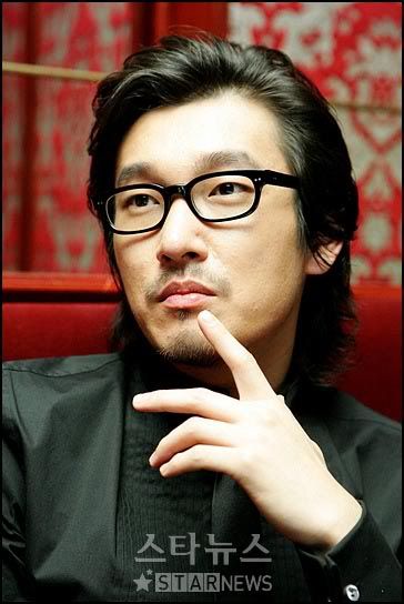 Jo Seung-woo waits for his army papers
