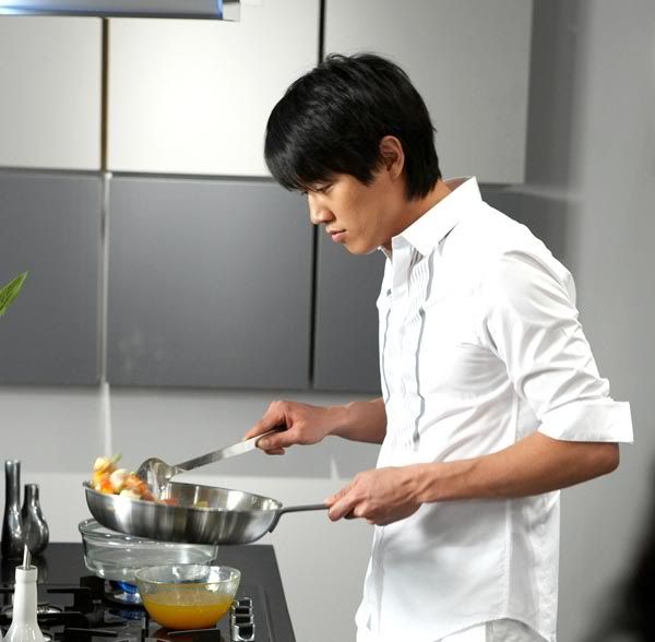 Kim Rae-won gets back to the kitchen