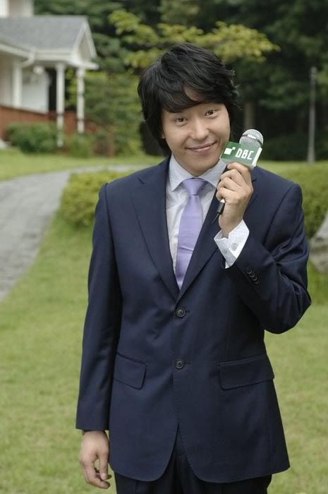 Eom Ki-joon turns reporter in Hero