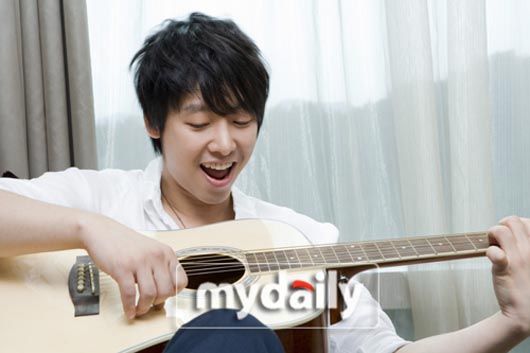 Kim Dong-wook shows off his singing skills
