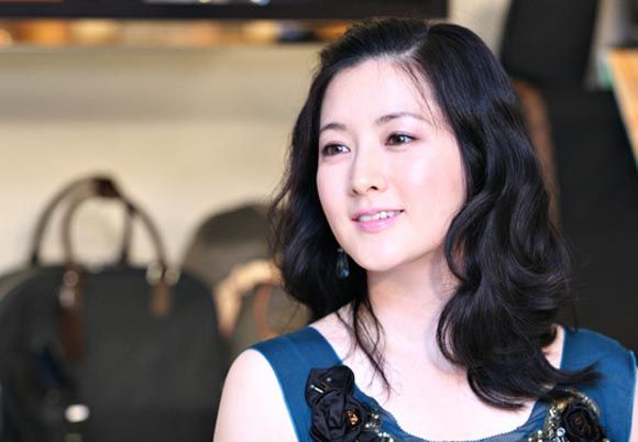Lee Young-ae marries quietly