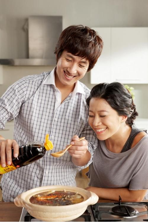 Lee Seon-kyun films CF with wife