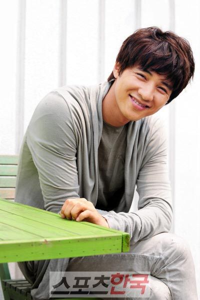 Won Bin makes surprise visit to film set