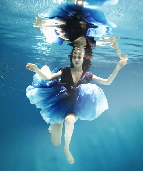 Han Hye-jin goes underwater in style