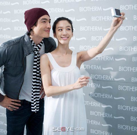Daniel Henney surprises Jung Ryeo-won with flowers