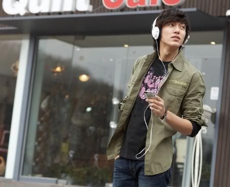 http://i294.photobucket.com/albums/mm96/javabeans122/act/2009/leeminho_cf_2.jpg