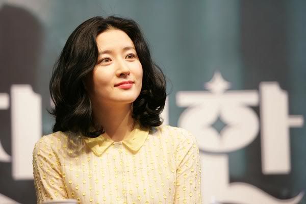 Lee Young-ae goes for her doctorate