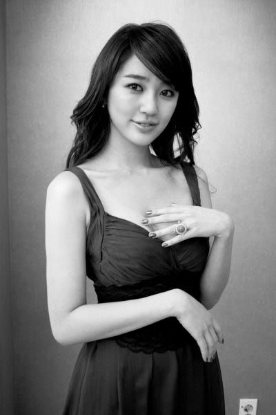 Yoon Eun-hye’s photo collection sparks bidding war