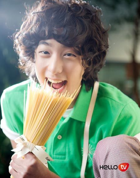 Hyun-woo’s pasta-themed photo shoot