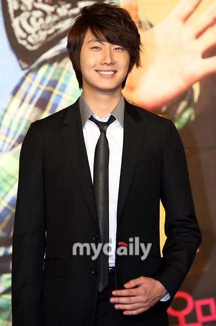 Jung Il-woo’s theatrical debut earns enthusiastic response