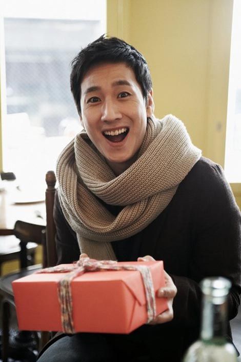 Lee Seon-kyun presents Pasta staff with gifts