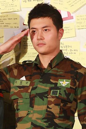 jae hee and jo hyun-jae complete military service Â» dramabeans ...