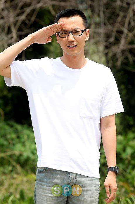 Kim Nam-gil reports for military service