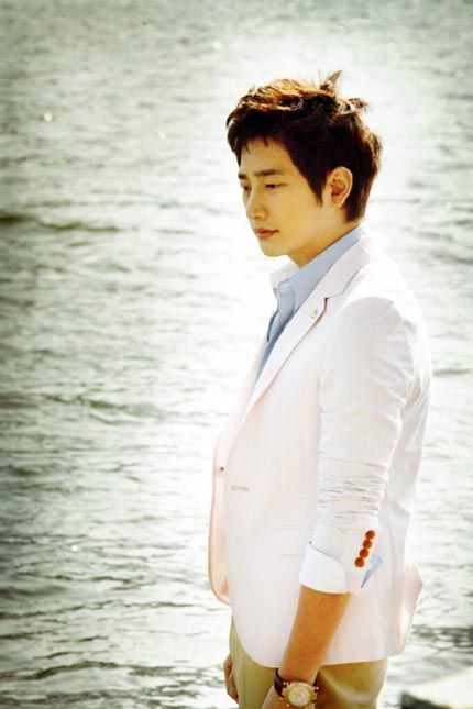 Park Shi-hoo treats Prosecutor staff to an island vacation