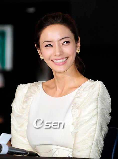 Han Chae-young signs with Hollywood agency CAA