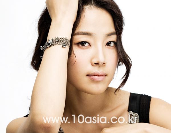 Han Ji-hye announces her engagement