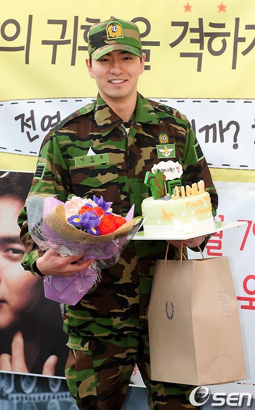 Lee Jin-wook returns to civilian life