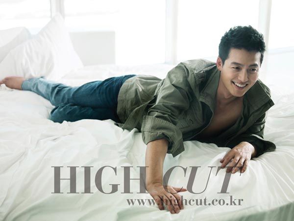 Lee Jung-jin in High Cut (…in bed)
