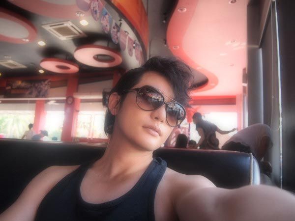 Park Shi-hoo tweets from Bali