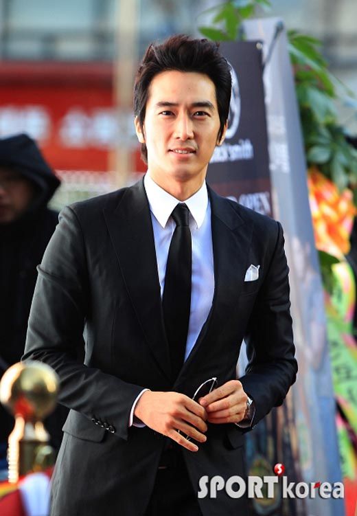 Song Seung-heon becomes time-traveling Dr. Jin