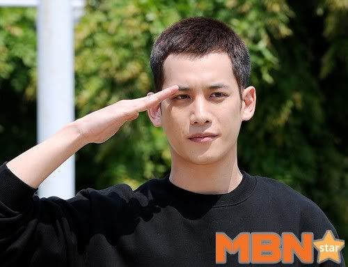 Oh Snap! Park Ki-woong salutes goodbye