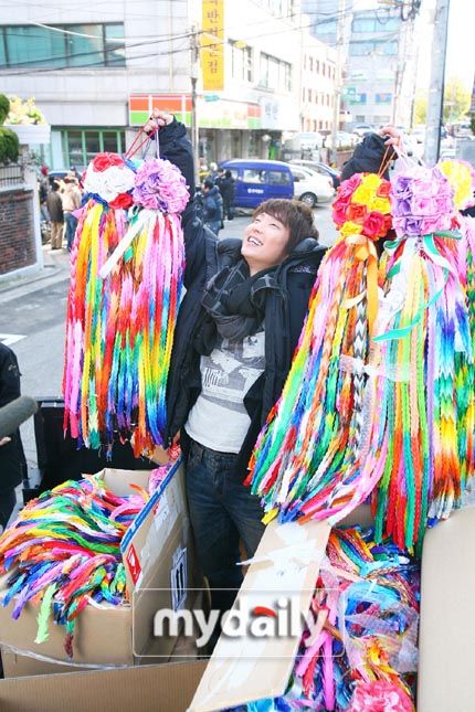 Overseas fans surprise Lee Junki with good-luck cranes