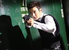 Choi Siwon tackles high action in the streets of Japan