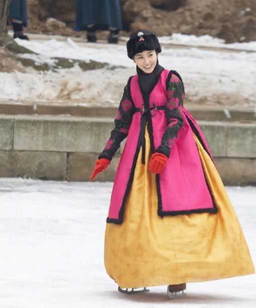 Han Hye-jin skates in Jejoongwon