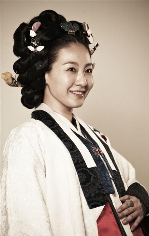Lee Mi-yeon as the great merchant Man-deok