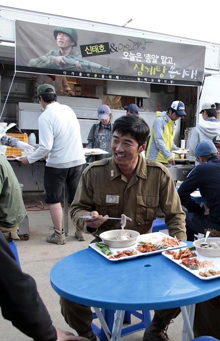 Yoon Kye-sang fans show support for Road No. 1