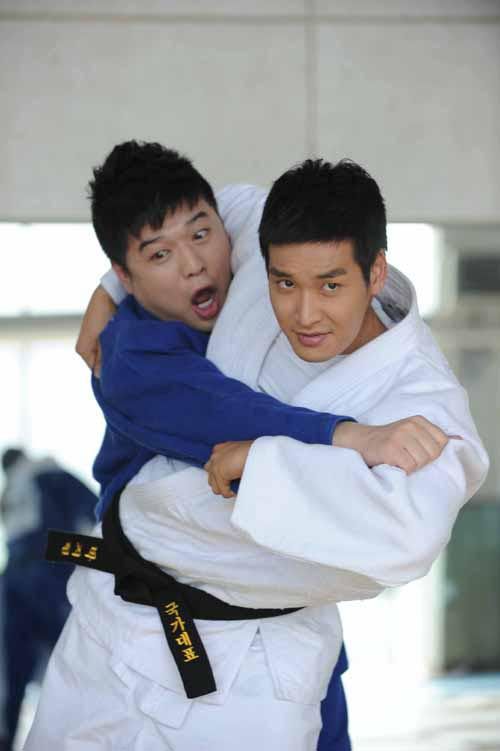 Shindong puts on the judo moves for Dr. Champ