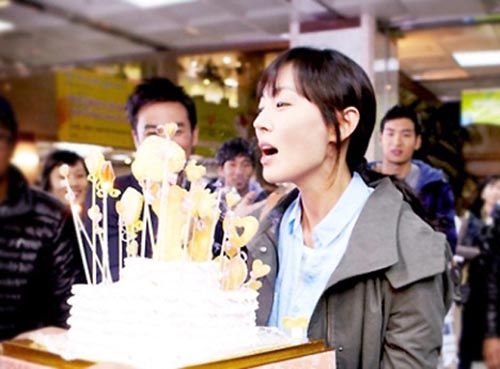 Kim So-yeon surprised with a birthday party on set