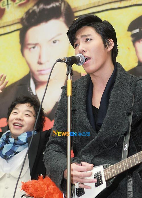 Noh Min-woo performs in concert with Boohwal