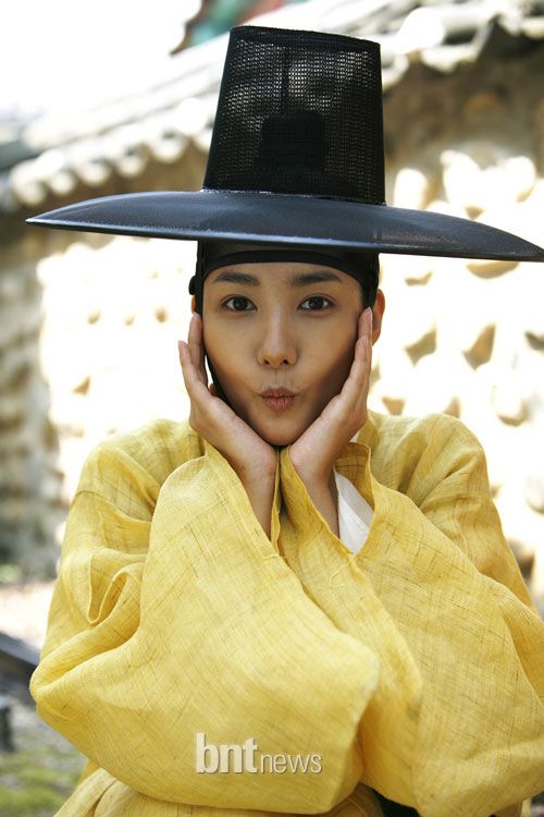 Park Min-young gets comfortable on the Sungkyunkwan set