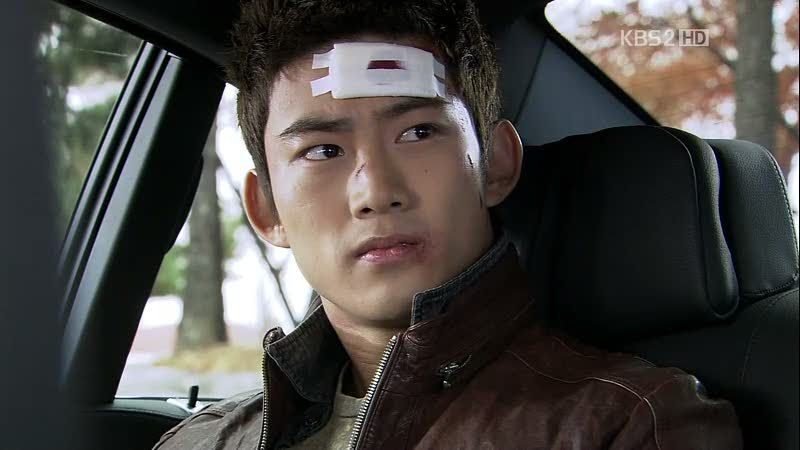 The name Hyun Mu-jin strikes him as promising (he knows Jin-gook by his birth name, Hyun Shi-hyuk), and he makes the call. - dh3-00086