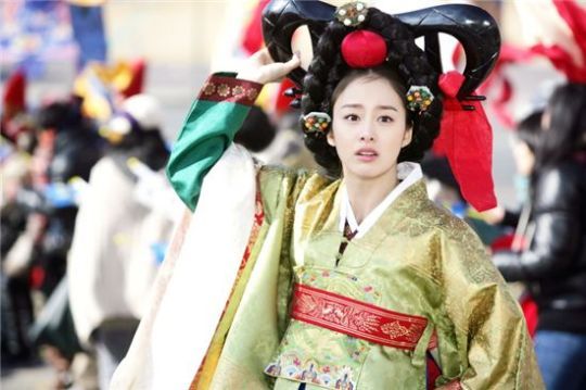 Kim Tae-hee dresses as a fake Korean princess