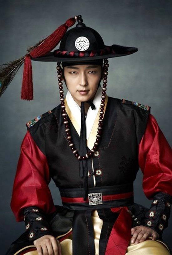 Lee Jun-ki gets into character as the magistrate