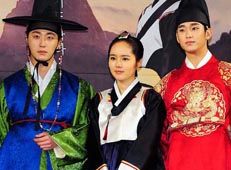 Hanboks galore at press conference for Moon That Embraces the Sun