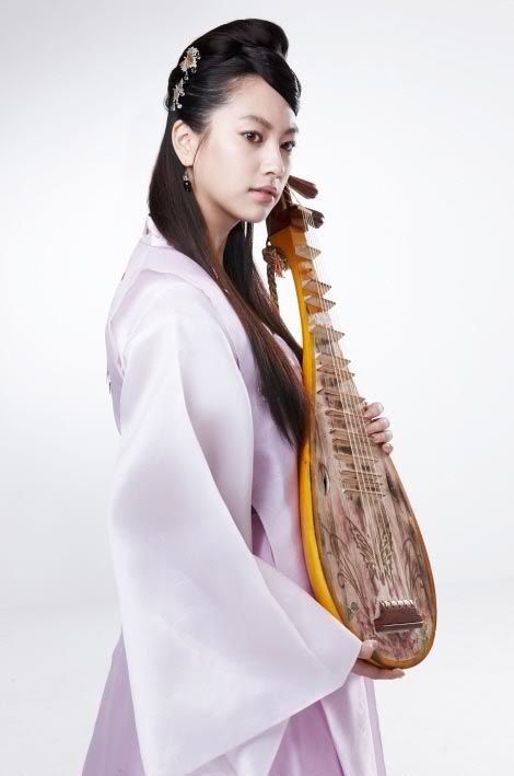 Shin Ae takes up classical music for Empress Cheon-chu
