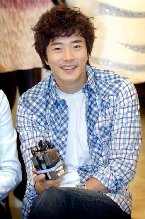 Kwon Sang-woo would like more viewers, please