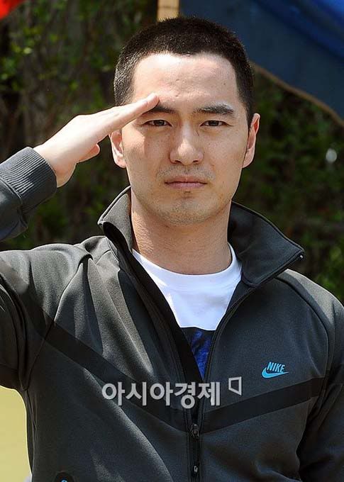 Lee Jin-wook’s off to the army