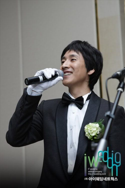Lee Seon-kyun serenades his bride